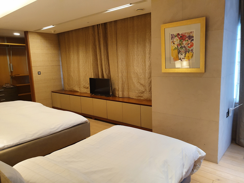 침대-2개가-놓인-방