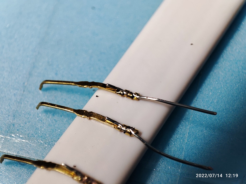 납땜의 흔적은 유관상으로 보이질 않고요. 금속 날개를 접으면서 전선을 집어놓은 형태입니다. 마치, 손아귀로 찰흙을 잡을 때, 손가락 모양으로 찰흙에 자국이 남듯이 전선에 고정핀이 눌린 자국이 보이네요.