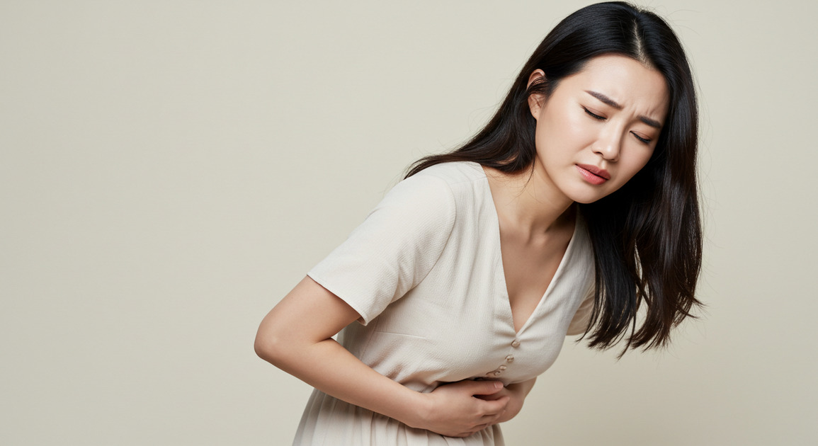 위가 아픈 여성 이미지