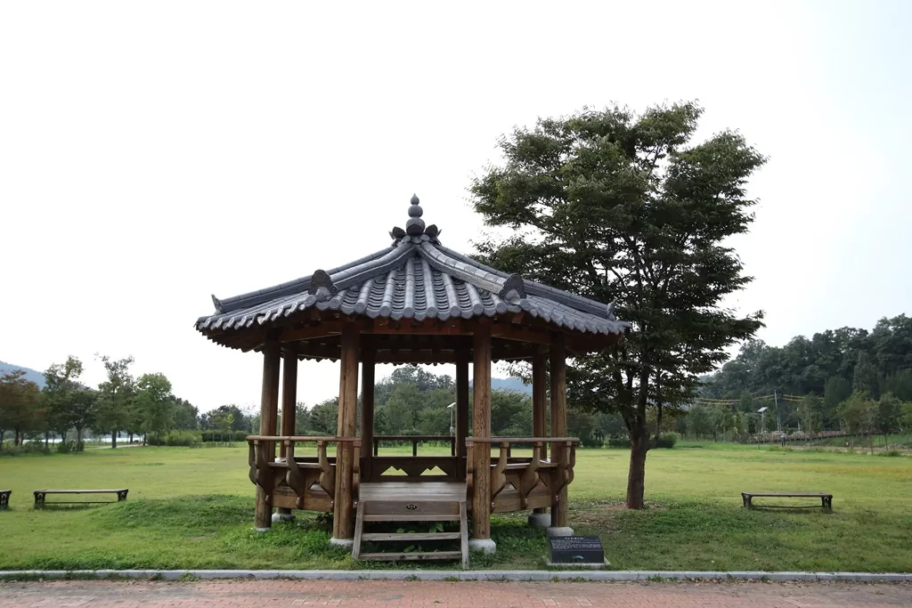 갈산정 인근 정자. 다리가 피곤해 질 때쯤 만나는 휴식공간 사진입니다.