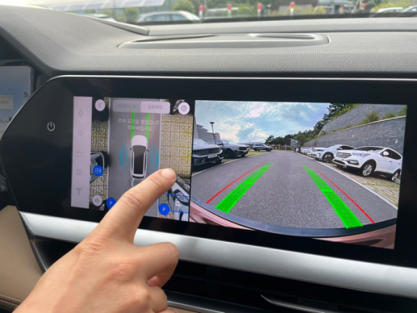 어라운드 뷰 : 운전의 눈이 되어주는 360도 카메라 시스템