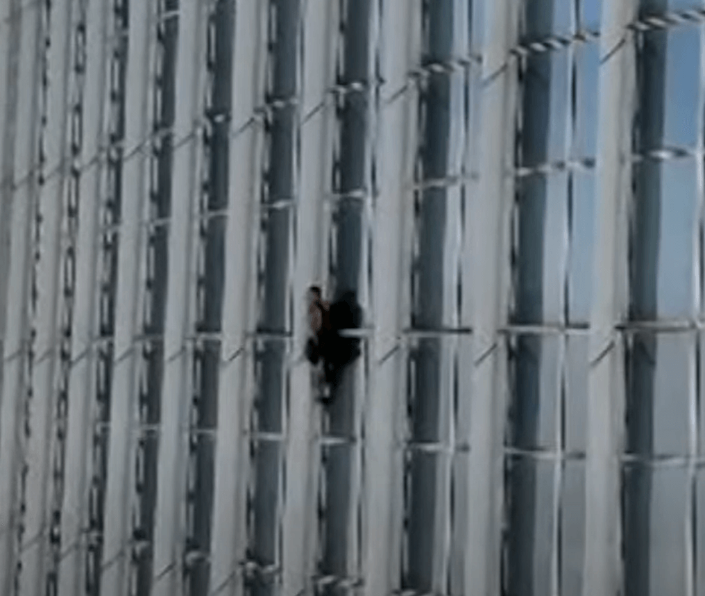 계속 외벽을 오르는 남성