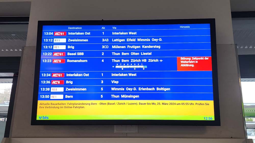 슈피츠 Spiez역에서 인터라켄으로 가는 기차를 기다리며 찍은 기차 타임테이블