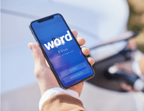 한-손으로-휴대폰을-들고-있는-모습