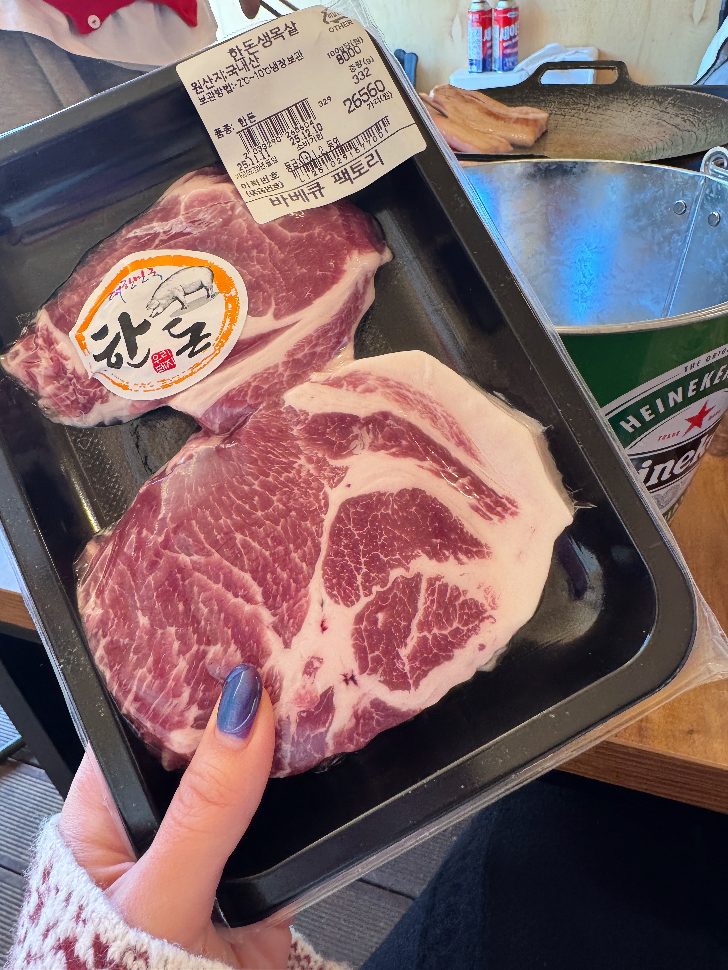 바베큐팩토리 감북점 매점에서 직접 고른 한돈 생목살 포장, 숯불 나오기 전 텐트 안 테이블 위에 올려둔 셀프 바베큐 준비 모습