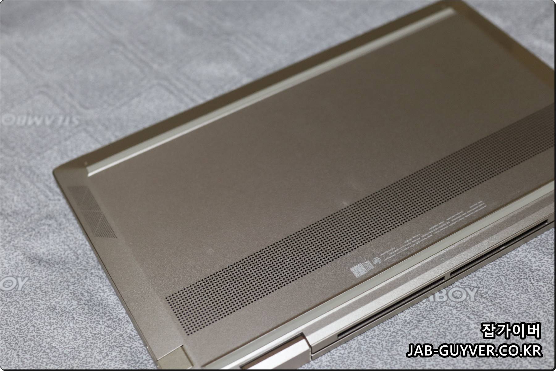 노트북 내부 쿨링 구조와 팬 회전으로 발생하는 발열·소음을 설명하는 이미지