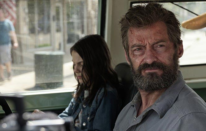 차를 타고 있는 주인공 로건(휴 잭맨)과 로라(다프네 킨)