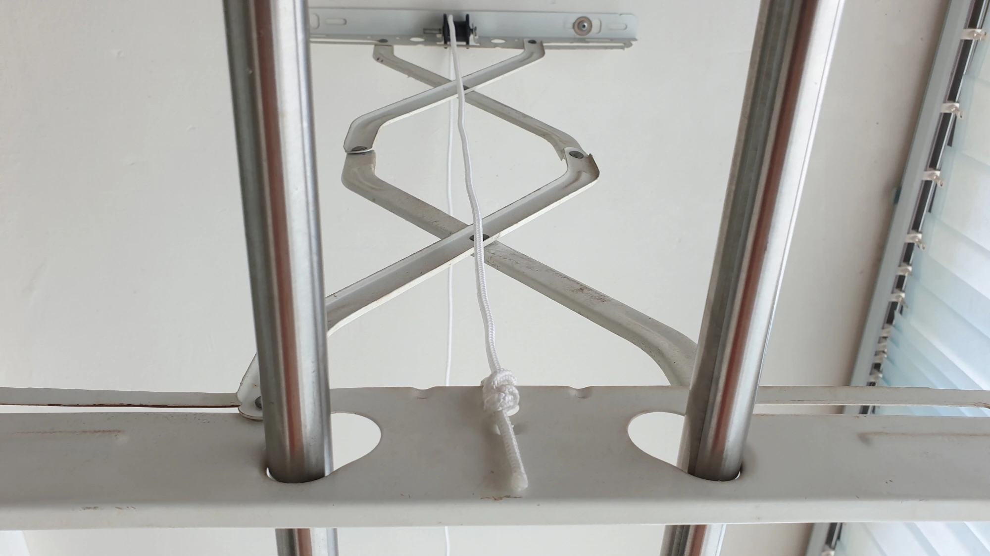 건조대 줄 묶은 모습