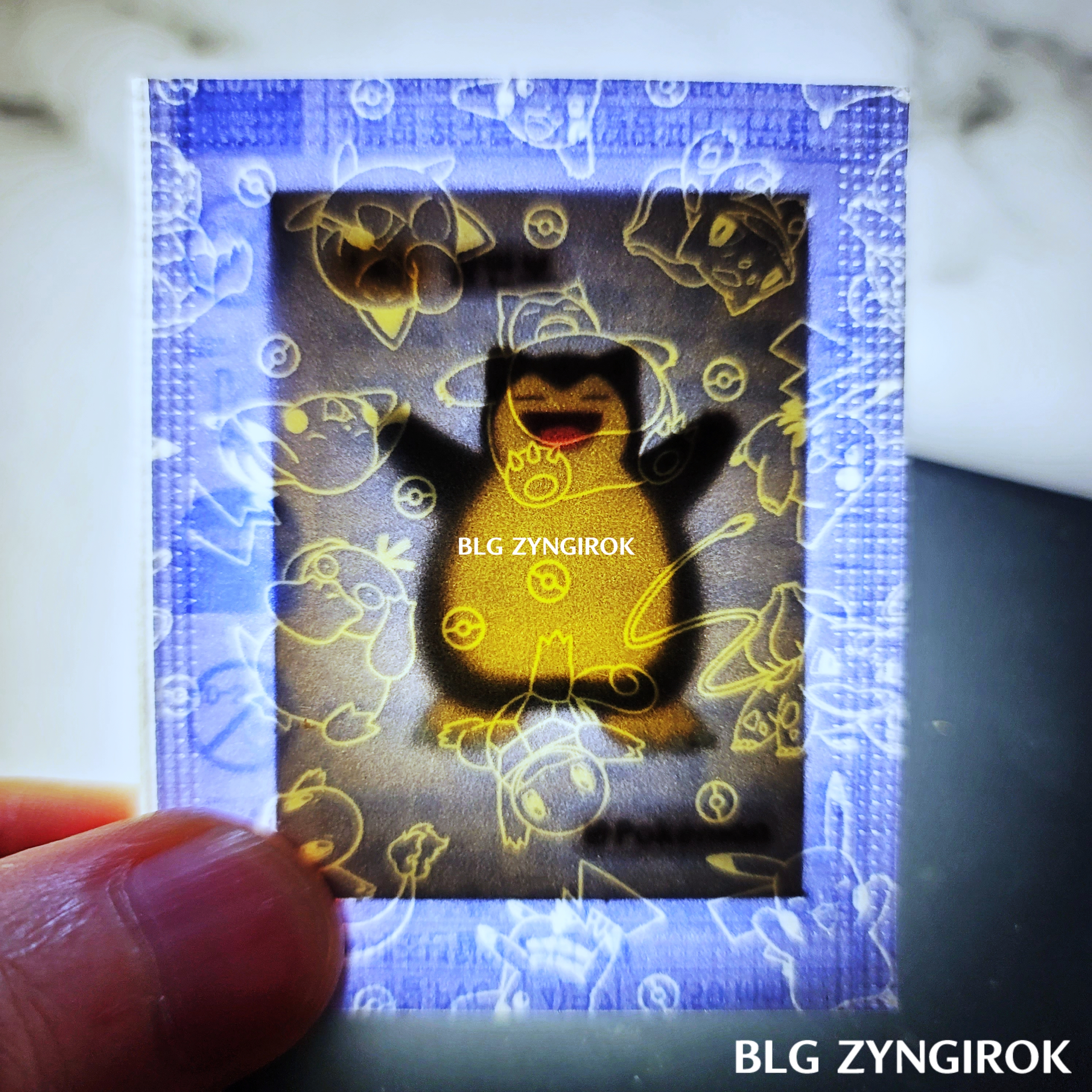 띠부띠부씰-잠만보를-들고있다.