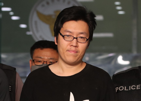 서울 관악구 신림동 등산로에서 여성을 성폭행하려는 목적으로 무차별 폭행하고 살인한 최윤종(30) 사건의 피해자 유족이 "고통 속에 살고 있다"며 근황을 알렸다. 사진은 최 씨가 지난해 8월 25일 서울 관악경찰서에서 검찰로 송치되고 있는 모습. [사진=뉴시스]