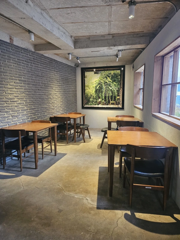 모모스본점-1층카페-탁자4개-의자8개-조명-그림