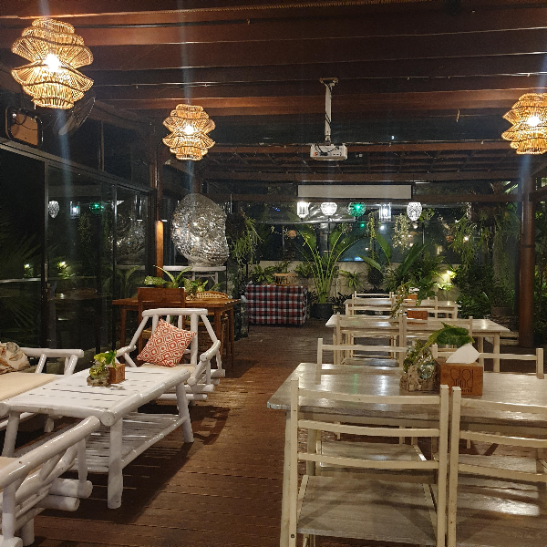 샹들리에 조명, 테이블, 우드 천장