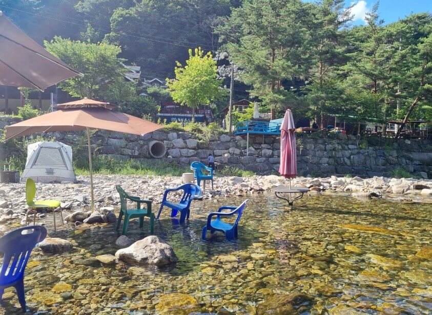 계곡옆의-파라솔