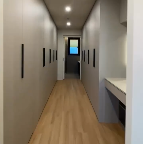 드레스룸, 옷을 정리하여, 따로 정리 없이 계절별 꺼네 입어도 무관한 크기이고 편리한 구조로 이루어져 있다