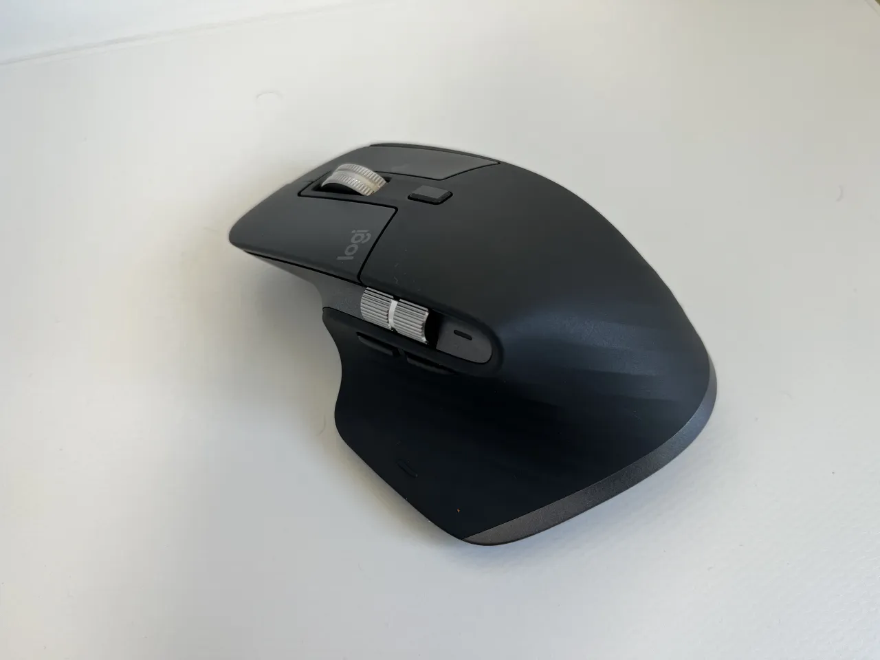 하얀-바닥-위에-올려져-있는-로지텍-검은색-마우스-한개