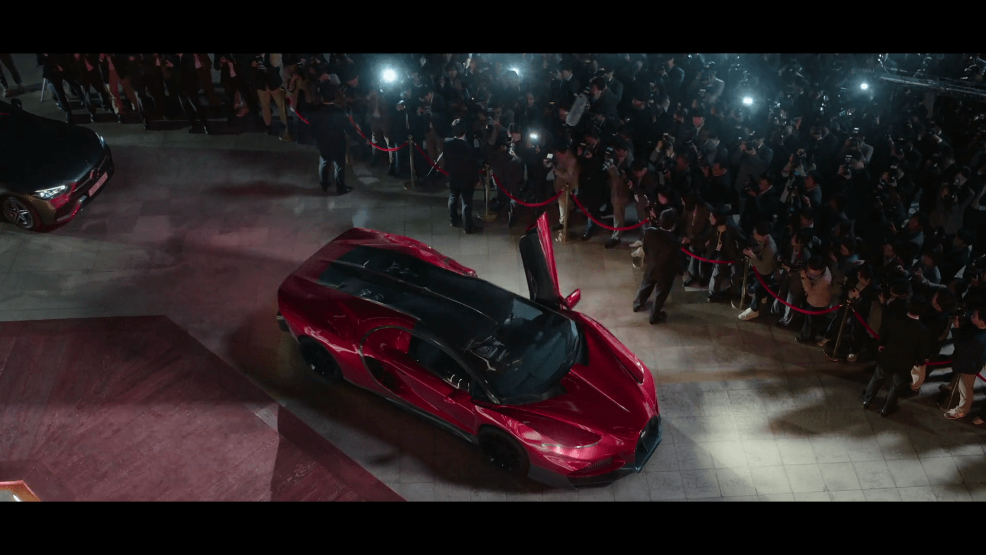 "21세기 대군부인 속 성희주(아이유)가 부가티 뚜르비용을 운전하는 모습"