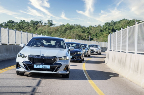 2025 BMW 5시리즈: 풀체인지 모델 정보, 가격, 연비, 그리고 경쟁 차종 비교분석