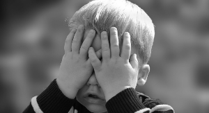 눈을 비비면 아프다