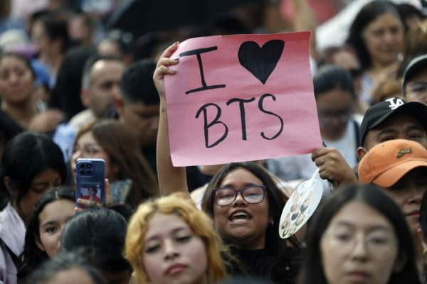방탄소년단(BTS) 멕시코 대통령궁 영접 근황: 소칼로 광장 5만 인파와 '역사적 발코니 인사'
