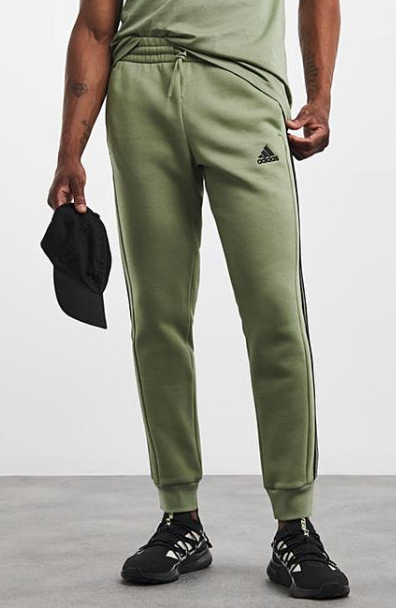 아디다스(Adidas) 나이키와 함께 스포츠웨어 분야를 대표하는 브랜드로, 조거 팬츠에서도 클래식한 세 줄 라인과 다양한 스타일을 선보입니다.