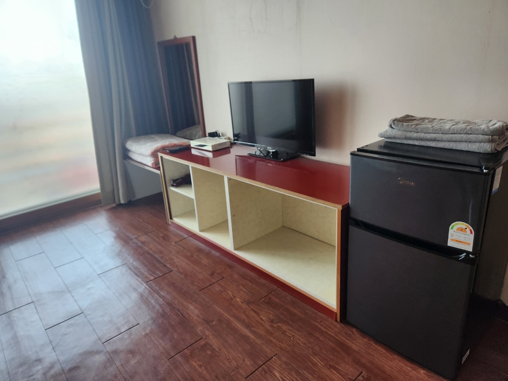 양지리조텔-내부-TV-이불-냉장고-드라이기