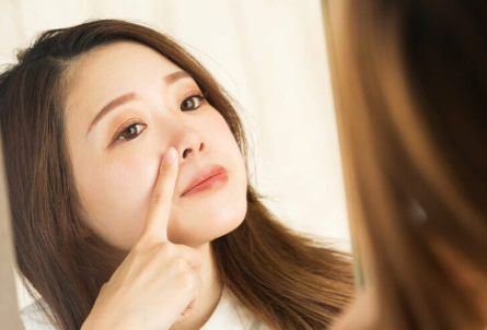 모공이 신경 쓰이는 여성.