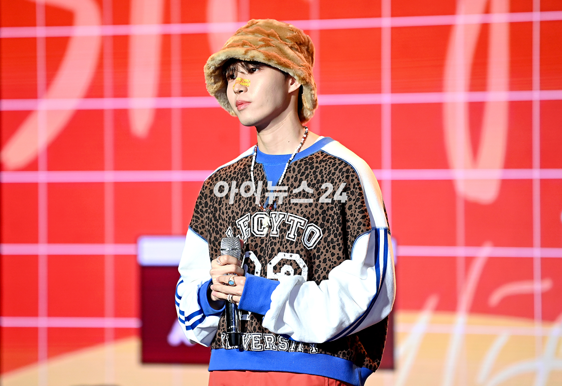 가수 김재환이 20일 오후 서울 강남구 일지아트홀에서 열린 여섯 번째 미니앨범 'J.A.M(잼) 발매 기념 미디어 쇼케이스에서 포토타임을 갖고 있다. [사진=곽영래 기자]