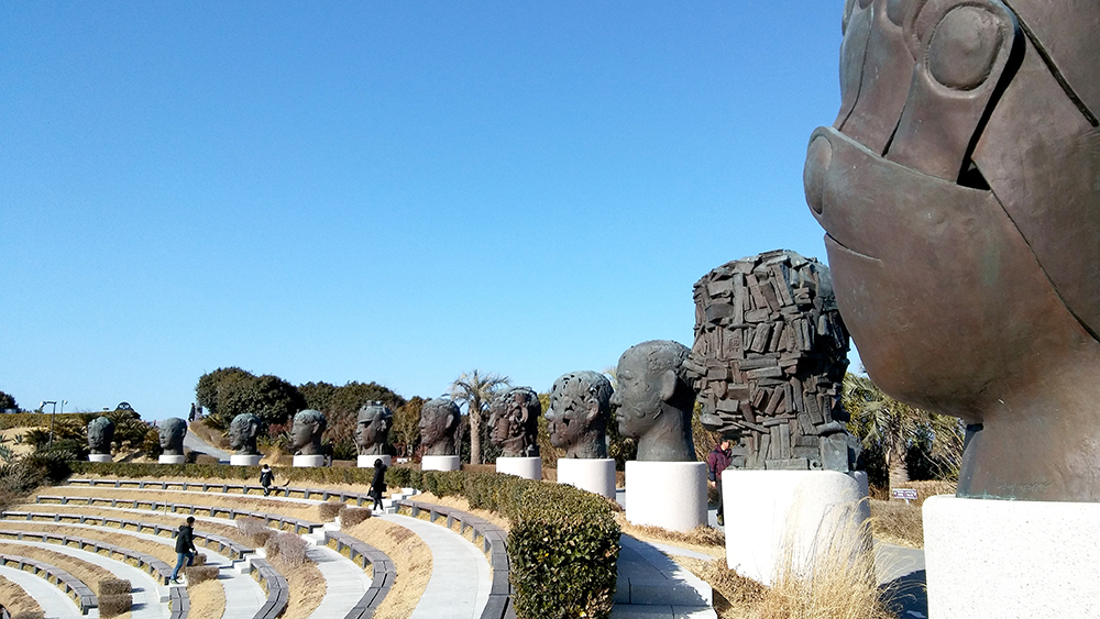 거제도 장사도 까멜리아힐: 김정명 작가의 브론즈,
큰 머리 군상 12