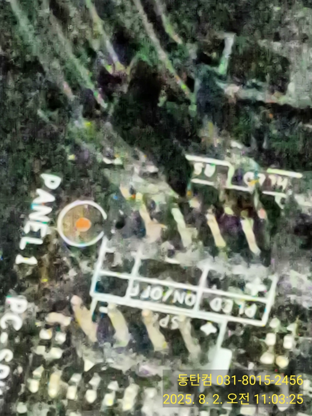 다른 케이블이랑 전면 패널선을 같이 묶어뒀는데&amp;#44; 텐션때문에 뽑혀 올라간 것으로 보입니다.