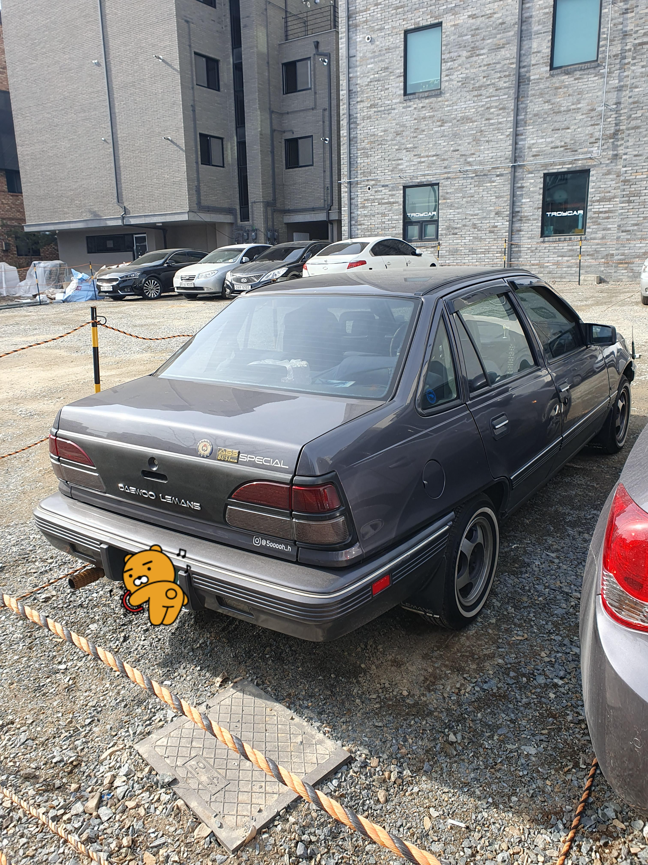 르망 세단 차량 동네에서 밥먹고 올드카가 보여서 바로 찰칵! 사진 찍었다.