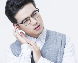 귀아파하는 남자사진