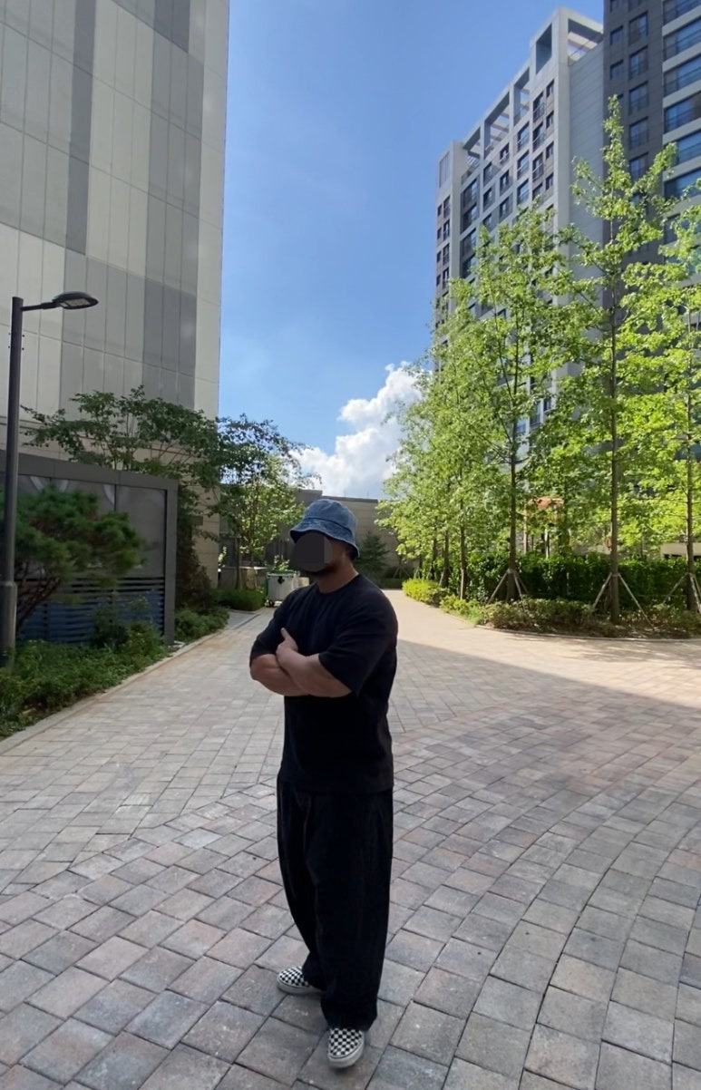 데일리룩(2025. 8. 22.)루오에스펙 오버핏 워싱 라인 빈티지 버킷햇, 어커버 오버사이즈 반팔 티셔츠, 무신사 무신사스탠다드 데님와이드 벌룬팬츠 블랙, 반스 체커보드 슬립온