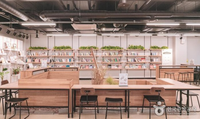 책을 빌려 읽을 수 있는 노들거가의 2층 공간