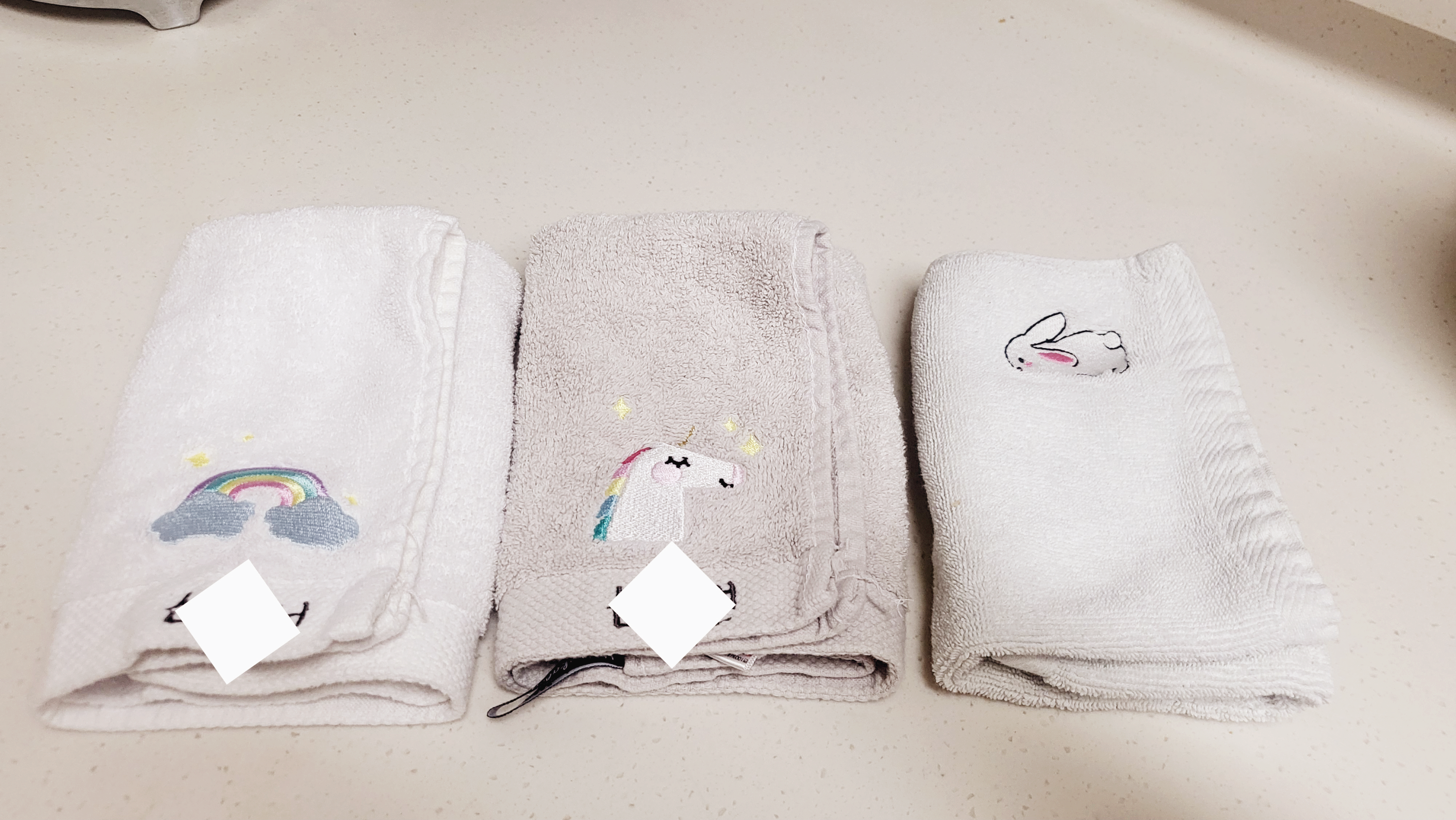 아이들 어린이집에서 썼던 손수건을 행주로 재사용하는 모습