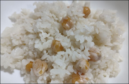 병아리콩을 넣어 만든 밥