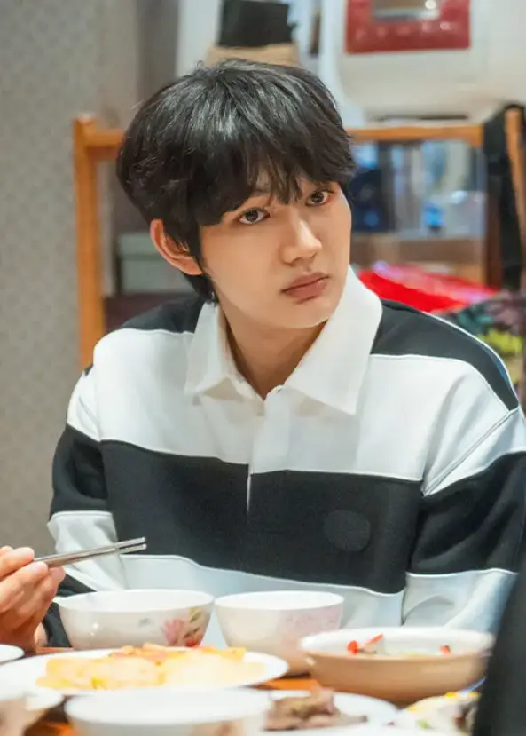 닥터슬럼프-
흰색 밥그릇과 반찬그릇이 놓인 밥상위 흰색과 검은색이 교차된 폴로티를 입고 멍하게 옆을 바라보고 있는 남바다