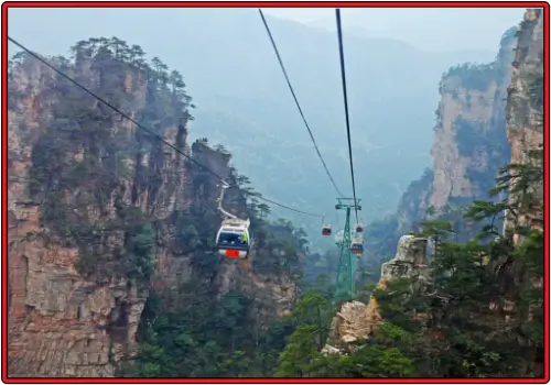 깎아놓은-듯한-괴석-사이를-가로지르며-후난성-칠성산-정상을-향해-올라가는-케이블카