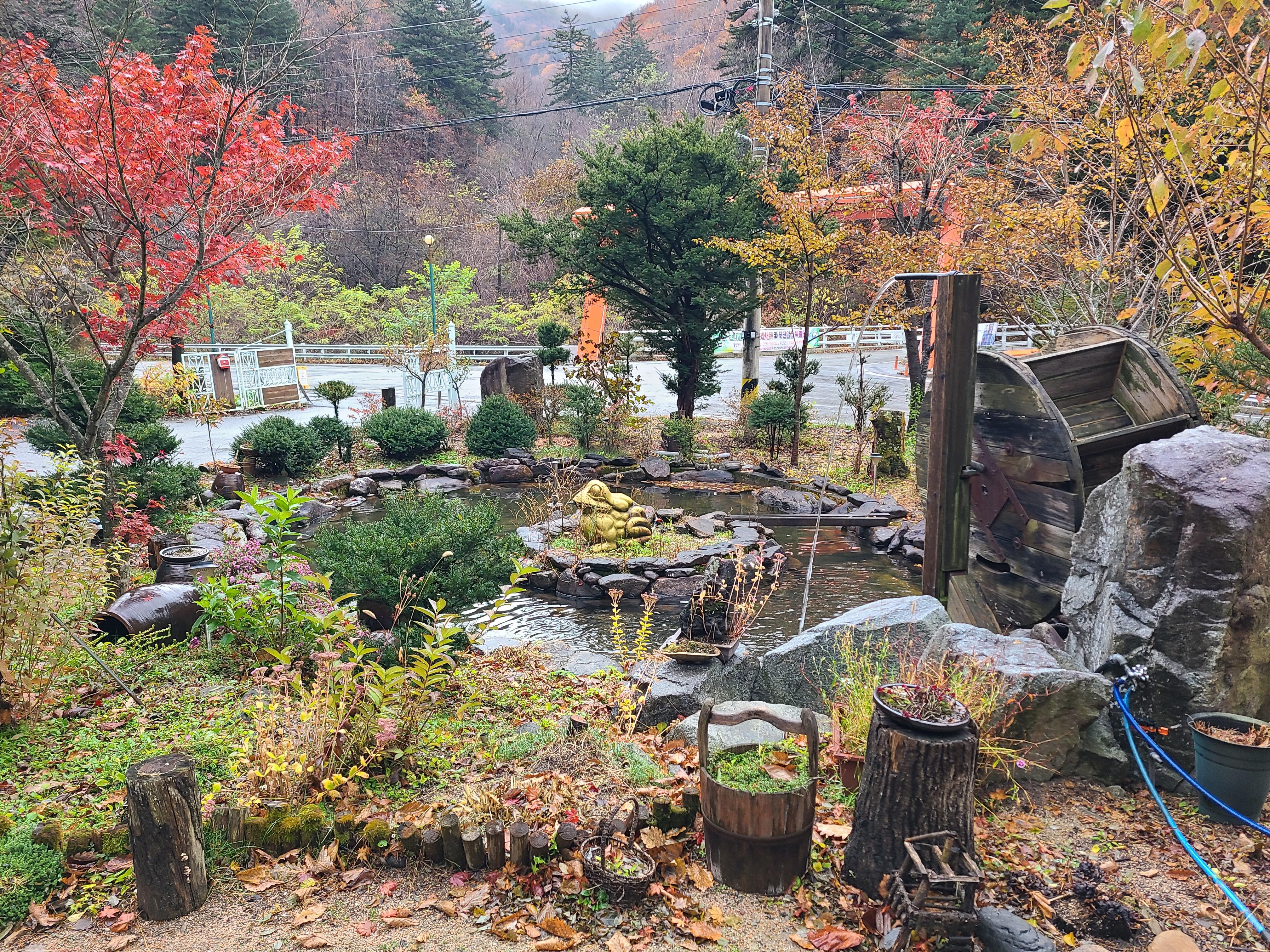 카페 아우로라 입구쪽 작은 인공연못과 물레방아 등 조경