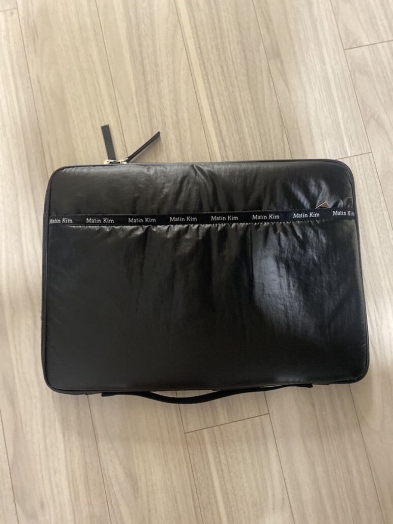 마뗑킴 Matin Kim 남자 클러치 GLOSSY SMART CLUTCH BAG IN BLACK