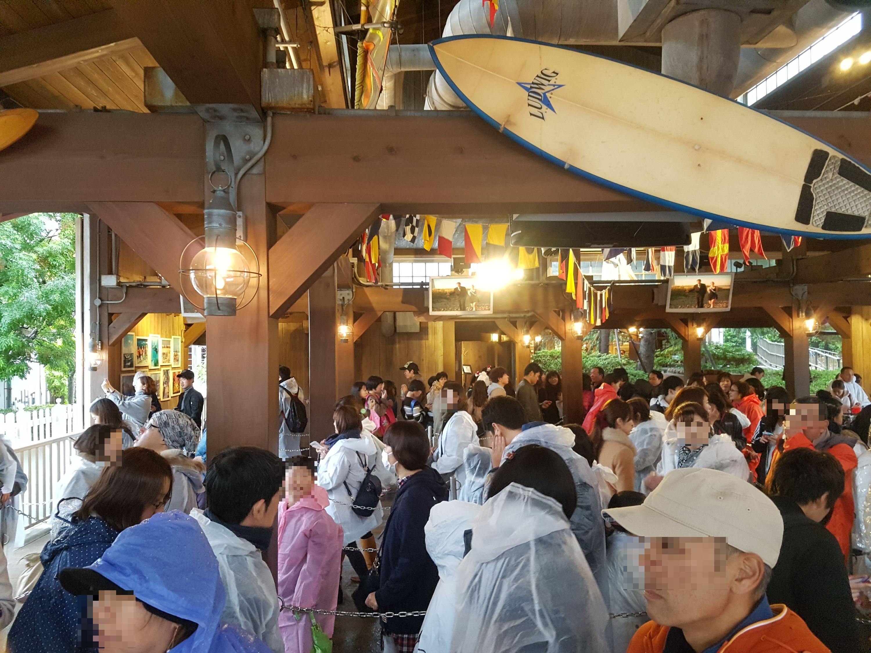 죠스 어트랙션을 기다리며