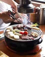 화로불에-소고기를-버섯과-함께-정성스럽게-굽는-모습