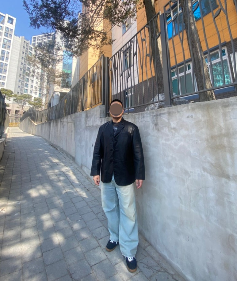 데일리룩('26.2.28.)아크메드라비 ADLV 카우하이드 레더재킷 레더블레이저, 스컬프터 니트 티셔츠, 에러스익셉티드 와이드 연청 데님 팬츠, 컨버스 올스타 클래식 트레이너 옥스
