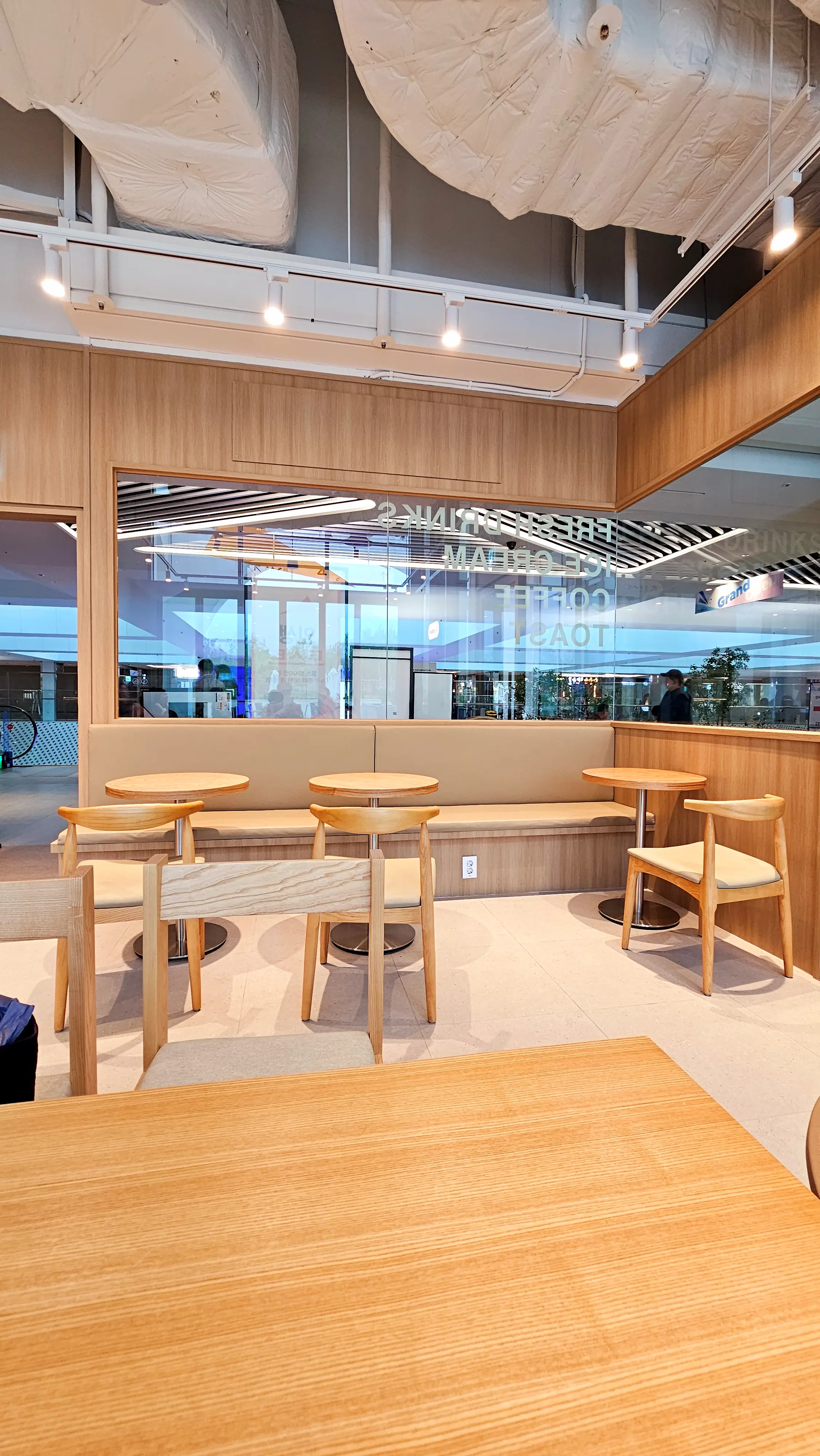 크래킹커피 강동점 실내 자리