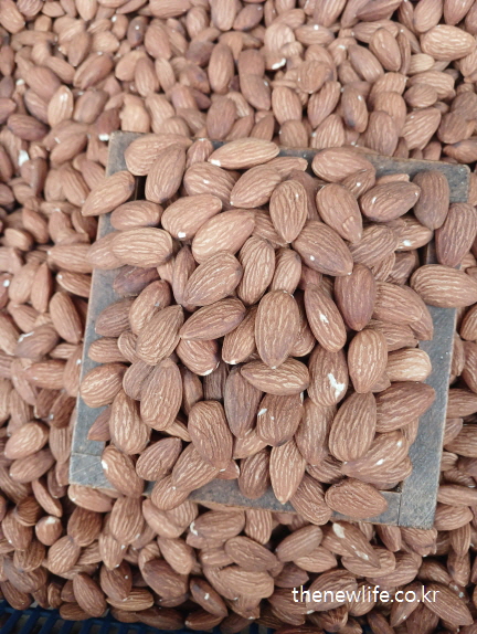 아몬드가 가득 담긴 나무 바구니-탄수화물 중독 끊는 대체음식