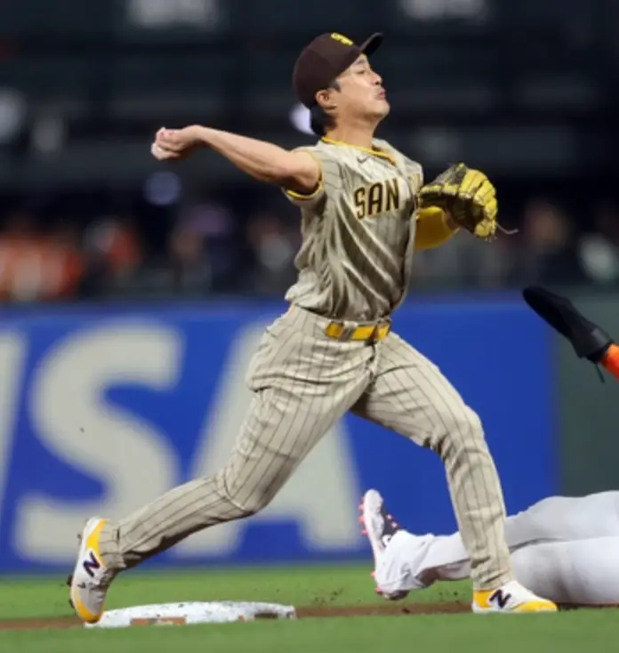 김하성-회색유니폼을 입고 공을 던지고 있는 김하성