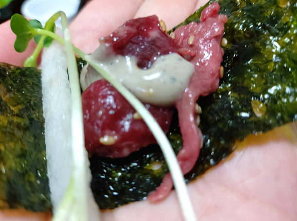 참깨소스 육회쌈