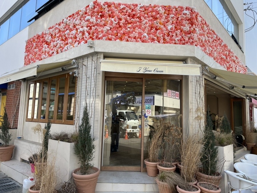 여수 이순신광장 근처 아여수크림 외관과 입구 모습, 꽃장식으로 꾸며진 디저트 카페 전경