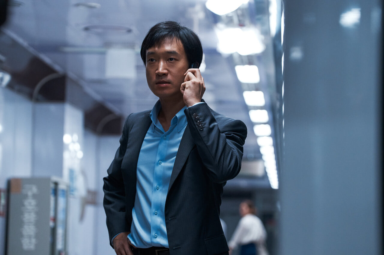 허리에 손을 올린 채 핸드폰으로 통화하는 남자