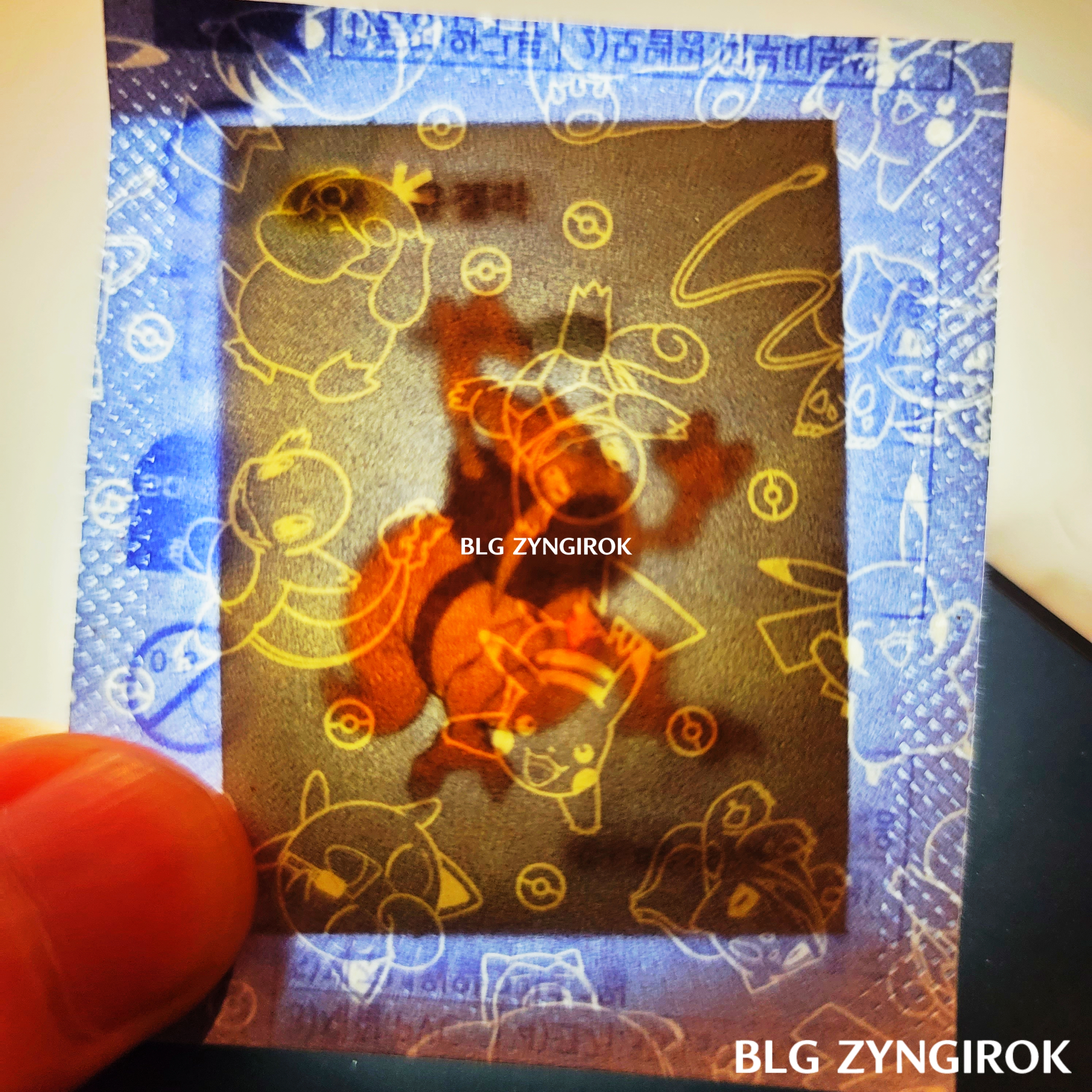 띠부띠부씰-윤겔라를-들고있다.