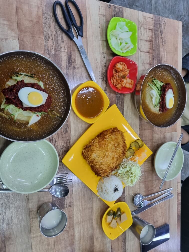 부산밀면과 돈가스 사진